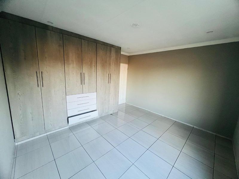 2 Bedroom Property for Sale in Van Riebeeck Park Western Cape